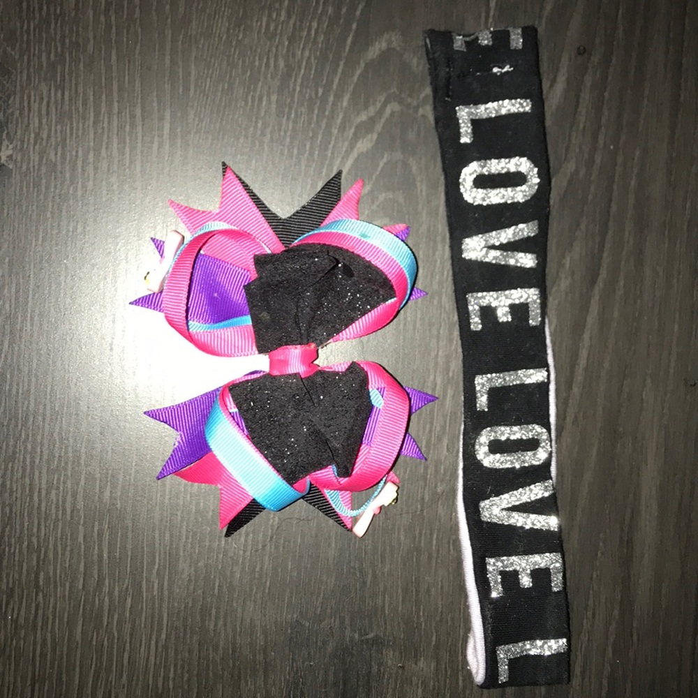 Head band with a bow